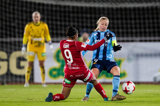Piteås Madelen Janogy i kamp om bollen med Djurgårdens