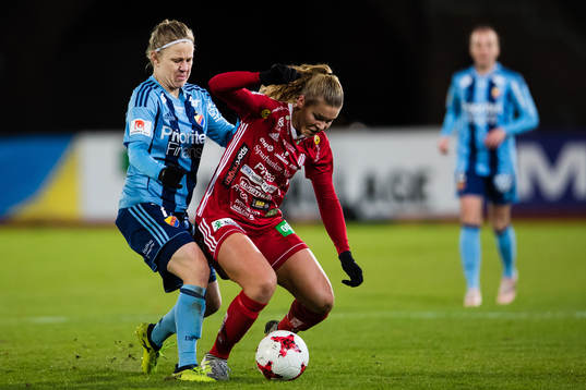 Djurgårdens Katrin Schmidt i kamp om bollen med Piteås