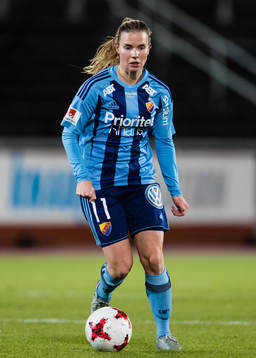 Djurgårdens Alexandra Höglund med bollen
