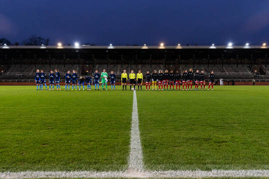 Djurgårdens och Piteås spelare ställer upp innan