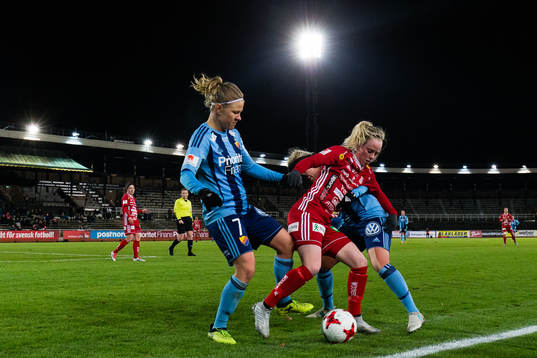 Piteås Cecilia Edlund i kamp om bollen med Djurgårdens