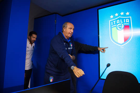 Gianluigi Buffon och förbundskapten Gian Piero Ventura på