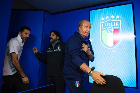 Gianluigi Buffon och förbundskapten Gian Piero Ventura på
