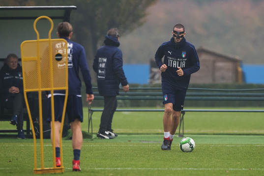Leonardo Bonucci med ett ansiktsskydd