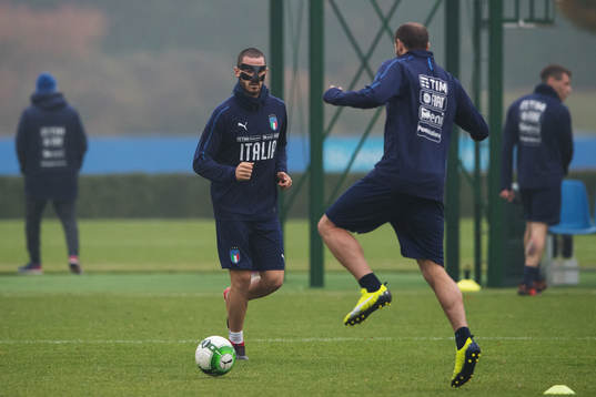 Leonardo Bonucci med ett ansiktsskydd