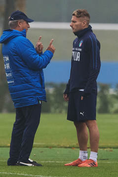 Förbundskapten Gian Piero Ventura i samtal med Ciro