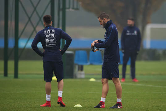 Leonardo Bonucci tar på sig ett ansiktsskydd