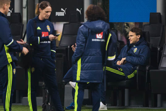 Albin Ekdal sitter på bänken