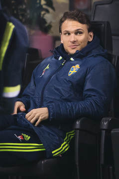 Albin Ekdal sitter på bänken