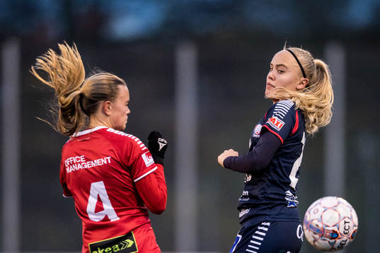 Linköpings Alva Selerud och LB07s Elin Björklund