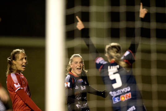 Linköpings Maja Kildemoes och Lisa Lantz jublar