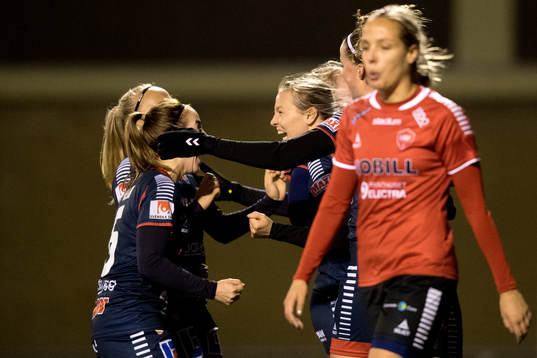 Linköpings Lisa Lantz jublar med lagkamrater