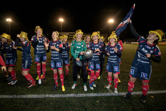 Linköpings spelare jublar med pokalen