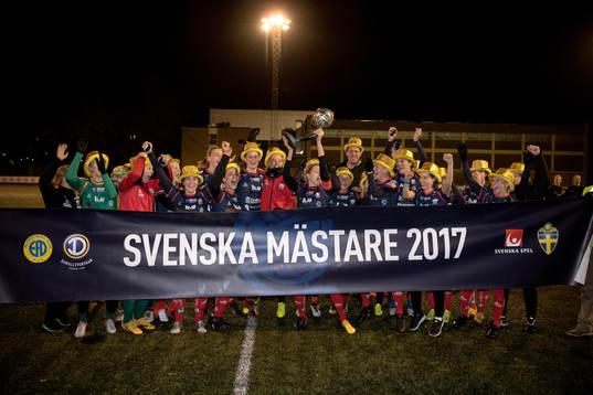 Linköpings spelare jublar med pokalen