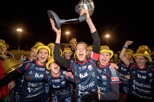 Linköpings Janni Arnth och lagkamrater jublar med pokalen