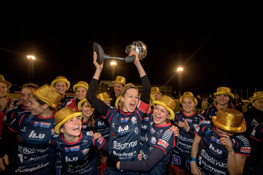 Linköpings Janni Arnth och lagkamrater jublar med pokalen