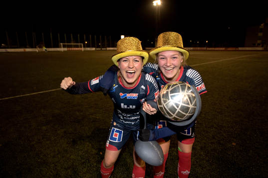 Linköpings Kristine Minde och Jonna Andersson jublar med
