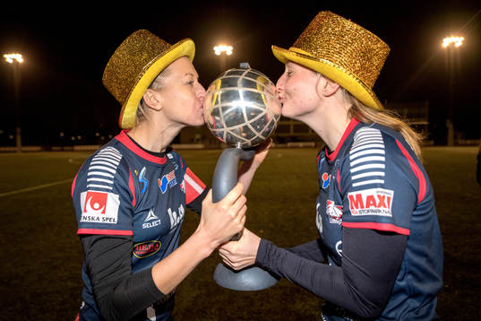 Linköpings Maja Kildemoes och Janni Arnth kysser pokalen