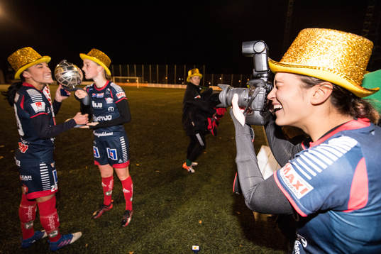 Linköpings Marija Banusic lånar en kamera och tar bilder