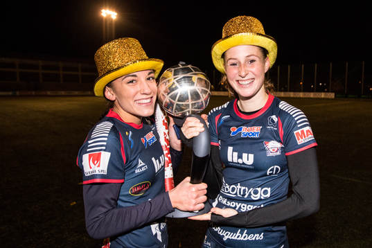 Linköpings Anna Oscarsson och Nicoline Sörensen jublar