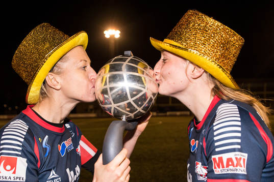 Linköpings Janni Arnth och Maja Kildemoes kysser