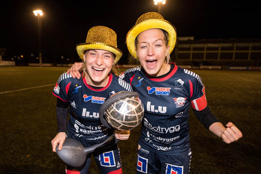Linköpings Maja Kildemoes och Janni Arnth jublar med