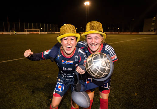 Linköpings Kristine Minde och Jonna Andersson jublar med