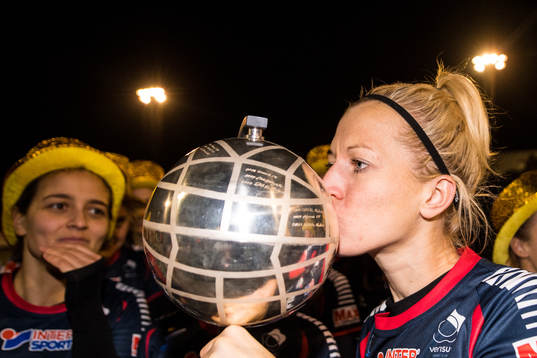 Linköpings Janni Arnth kysser Kronprinsessan Victorias