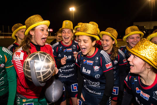 Linköpings målvakt Cajsa Andersson (tv) höjer