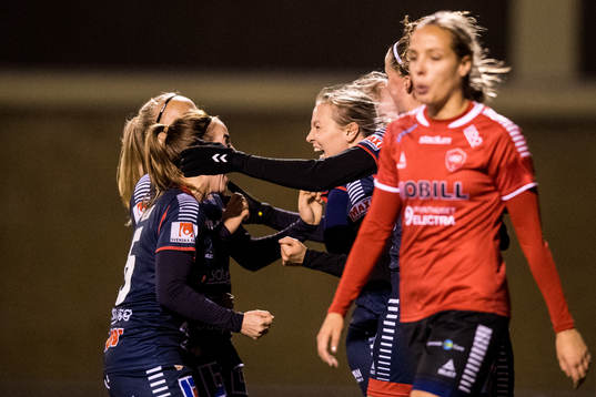 Linköpings Lisa Lantz jublar med lagkamrater