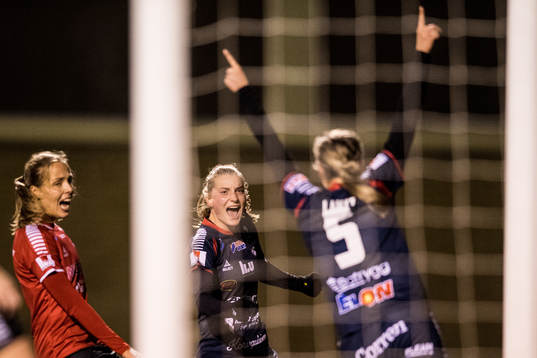 Linköpings Maja Kildemoes jublar mot Lisa Lantz som gjort