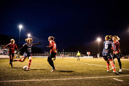 Linköpings Nicoline Sörensen mot LB07s Rebecka Persson