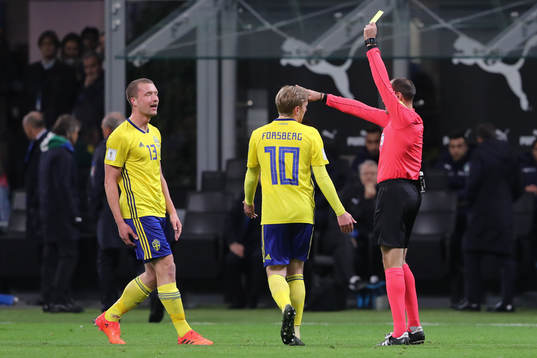 Sveriges Jakob Johansson får gult kort