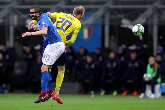 Italiens Leonardo Bonucci i nickduell med Sveriges Ola