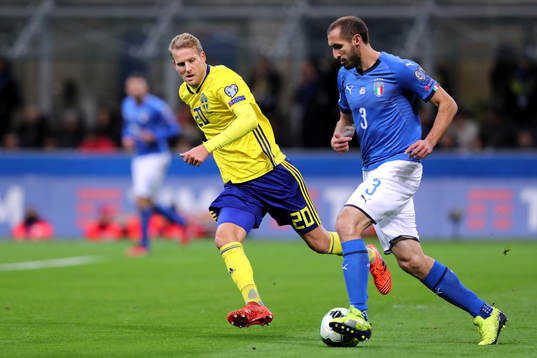 Sveriges Ola Toivonen och Italiens Giorgio Chiellini