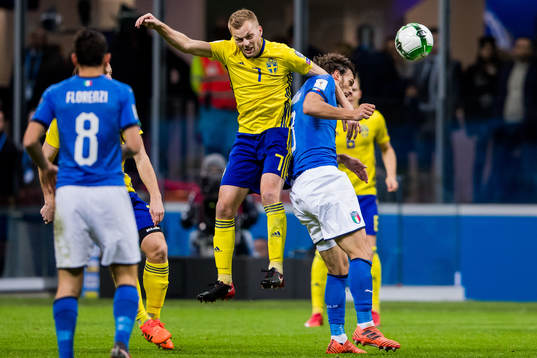 Sveriges Sebastian Larsson och Italiens Manolo Gabbiadini