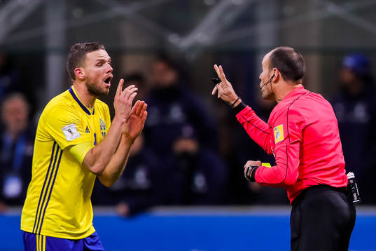 Sveriges Marcus Berg och domare Antonio Mateu Lahoz