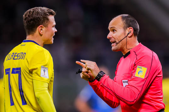Sveriges Viktor Claesson och domare Antonio Mateu Lahoz