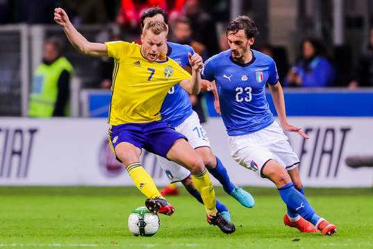 Sveriges Sebastian Larsson och Italiens Manolo Gabbiadini
