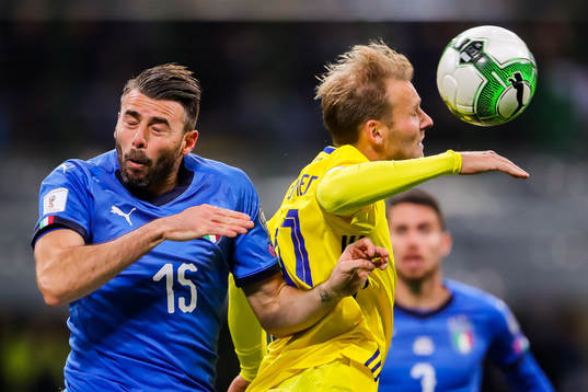 Italiens Andrea Barzagli och Sveriges Ola Toivonen