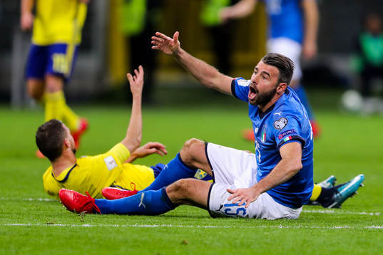 Italiens Andrea Barzagli reagerar