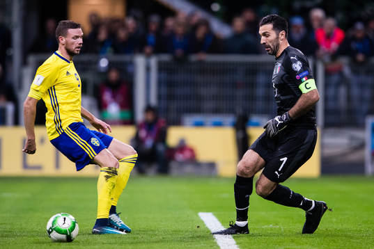 Sveriges Marcus Berg utmanar Italiens målvakt Gianluigi