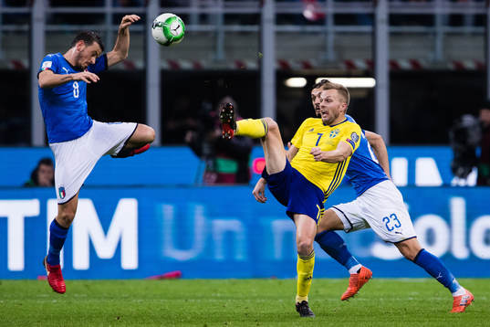 Italiens Marco Verratti och Manolo Gabbiadini i kamp om