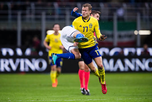 Italiens Alessandro Florenzi i en närkamp med Sveriges
