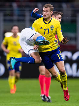 Italiens Alessandro Florenzi i en närkamp med Sveriges