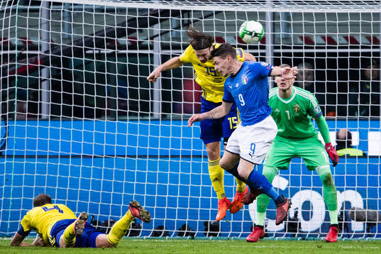 Sveriges Gustav Svensson i en nickduell med Italiens Andrea