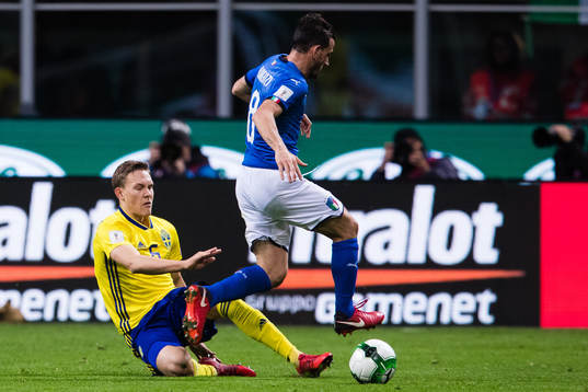 Sveriges Ludwig Augustinsson i kamp om bollen med Italiens