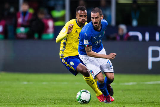 Sveriges Isaac Kiese Thelin jagar Italiens Leonardo Bonucci