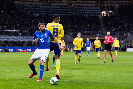 Italiens Andrea Barzagli i kamp om bollen med Sveriges