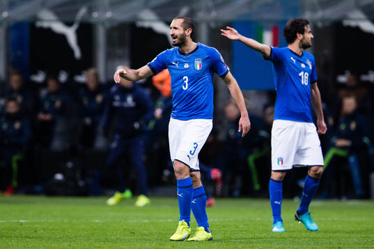 Italiens Giorgio Chiellini och Marco Parolo reagerar
